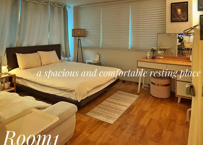 Spacious 3br Near Yeouido, Up To 10, 5 Min Metro Apartment