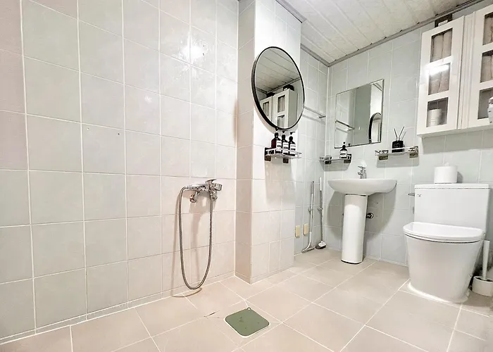Spacious 3br Near Yeouido, Up To 10, 5 Min Metro