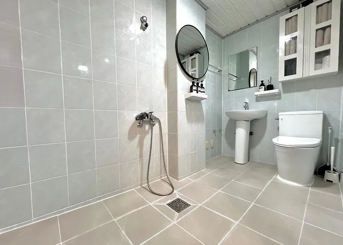 Apartment Spacious 3br Near Yeouido, Up To 10, 5 Min Metro