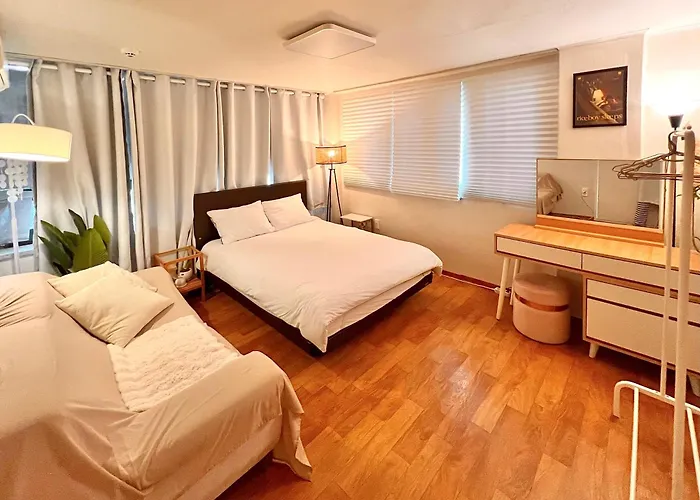 Spacious 3br Near Yeouido, Up To 10, 5 Min Metro Apartment *