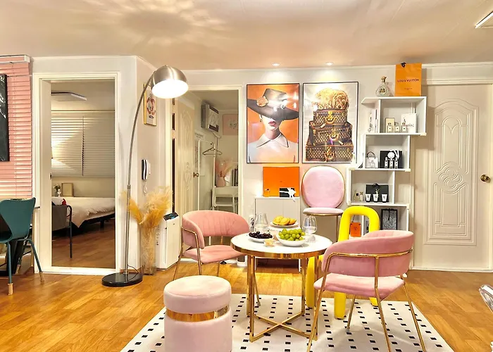 Spacious 3br Near Yeouido, Up To 10, 5 Min Metro Apartment